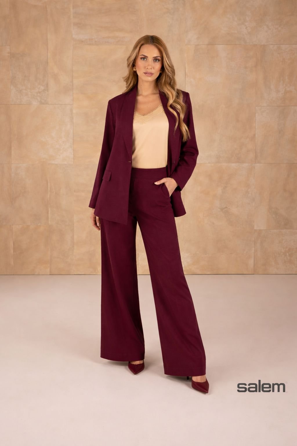 Blazer linho com lapela falsa- ref: 32067182 - R$ 599,90 em 6x de R$ 99,98 + Pantalona linho - ref: 39067334 - R$ 439,90 em 6x de R$ 73,31