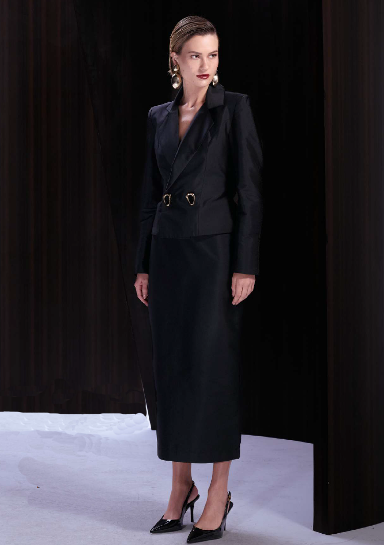 Blazer tafetá acetinado Alphorria - ref: 199058 - R$ 1.749,90 em 6x de R$ 291,65 + Saia midi tafetá com cinto Alphorria - ref: 199513 - R$ 999,90 em 6x de R$ 166,65   