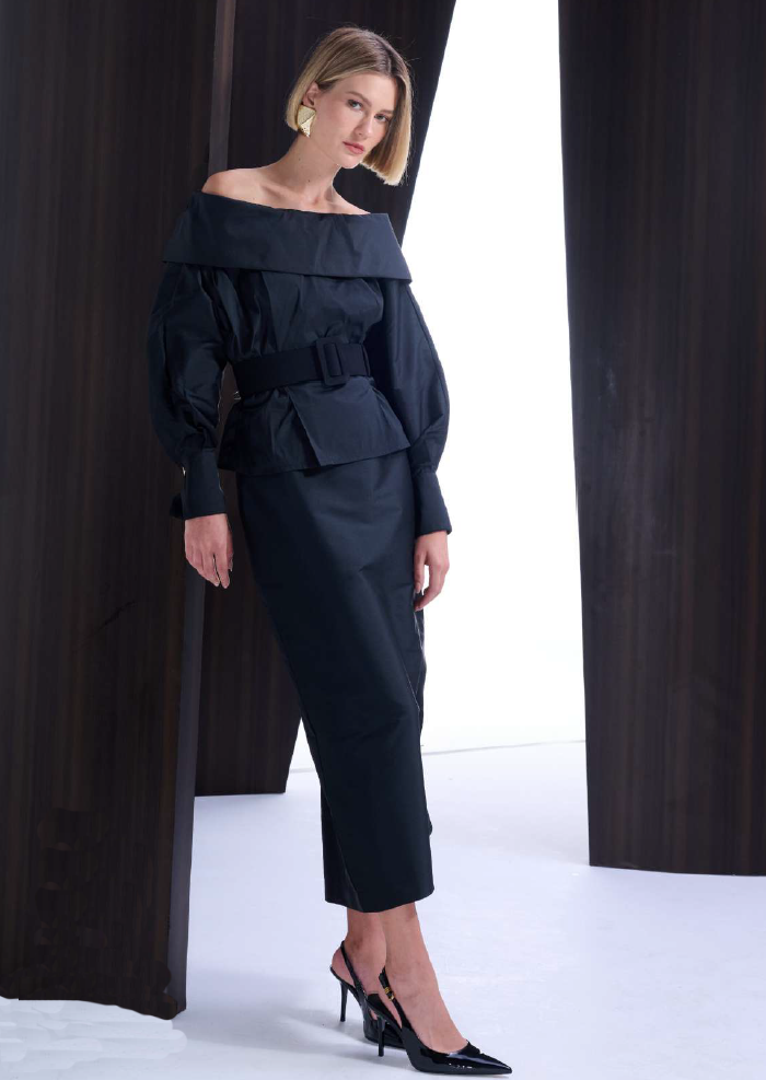 Blusa tafetá ampla ombro a ombro Alphorria - ref: 199056 - R$ 899,90 em 6x de R$ 149,98 + Saia midi tafetá com cinto Alphorria - ref: 199513 - R$ 999,90 em 6x de R$ 166,65