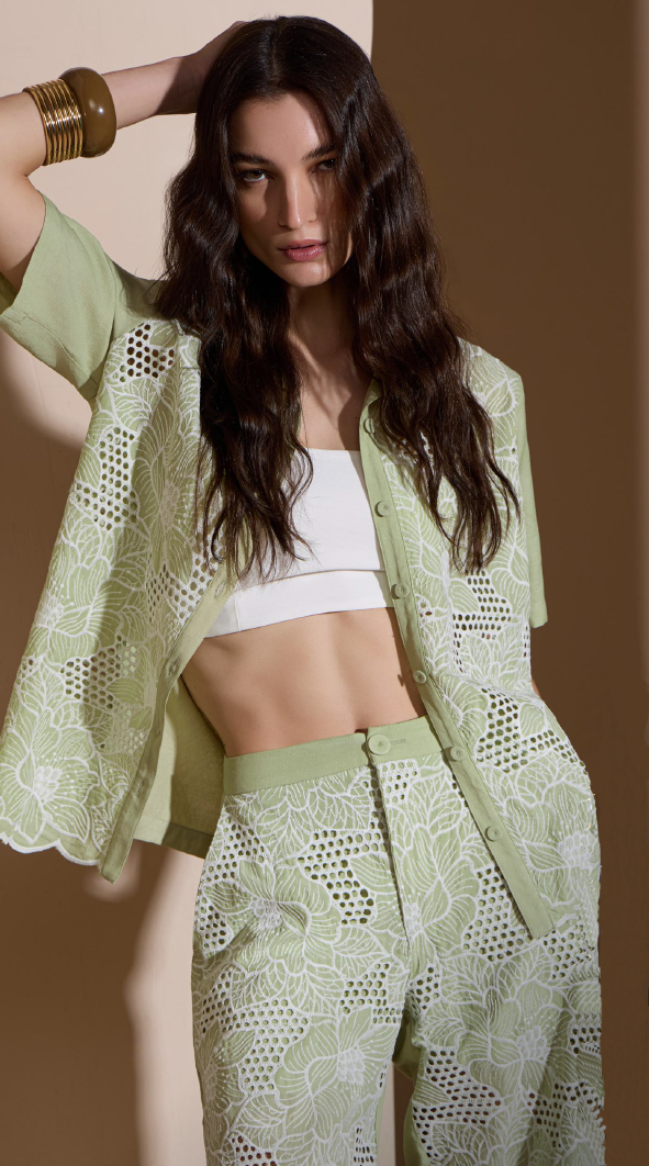 Camisa algodão frente guipier - ref: 34112079 - R$ 329,90 em 6x de R$ 54,98 + Calça algodão wide leg frente guipier - ref:  34112080 - R$ 499,90 em 6x de R$ 83,32