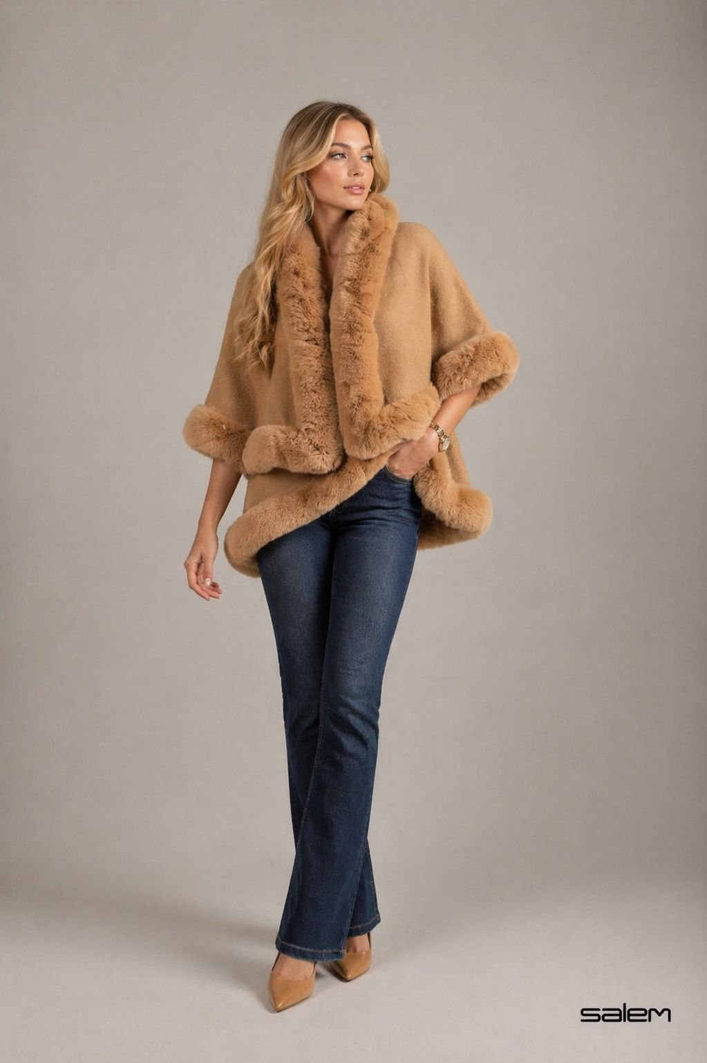 Poncho tricot com pele - ref: YW255Y - R$ 599,90 em 6x de R$ 99,98