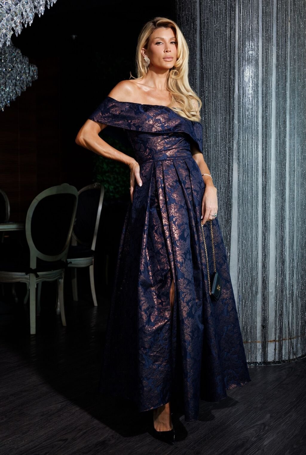 Vestido cetim brocado ombro a ombro - ref: 2611517 - R$ 2.699,90 em 6x de R$ 449,98
