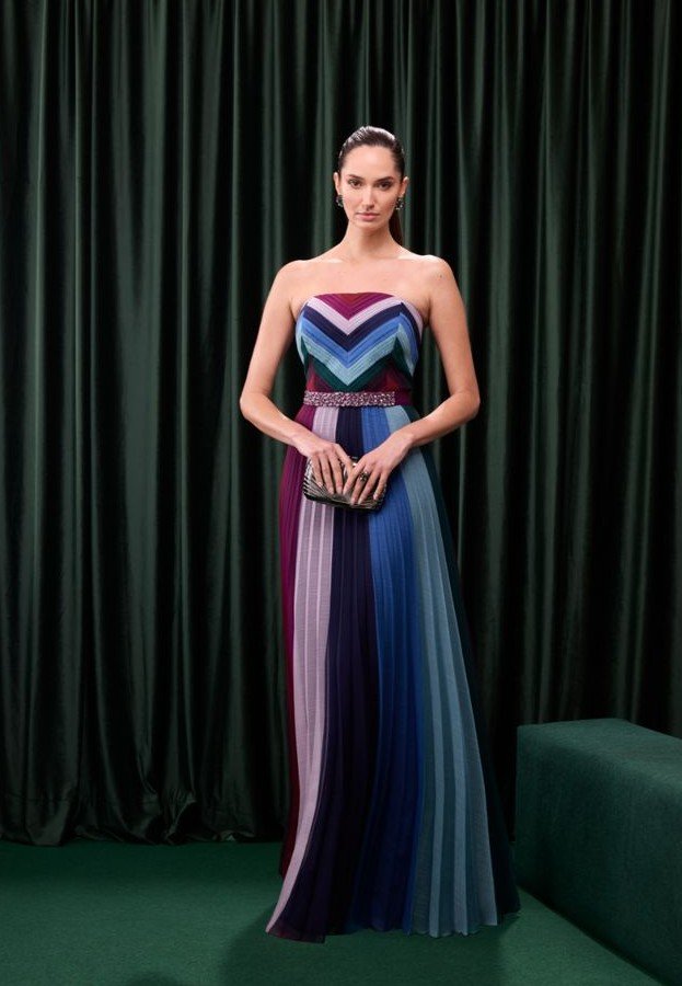 Vestido chiffon tomara que caia listras com cinto - ref: A670.802 - R$ 3.149,90 em 6x de R$ 524,98
