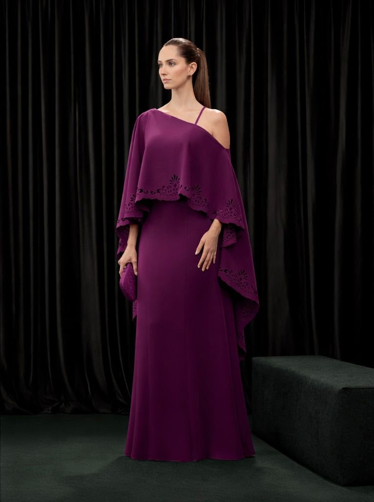 Vestido crepe com capa lasie - ref: A647 - R$ 2.999,90 em 6x de R$ 499,98