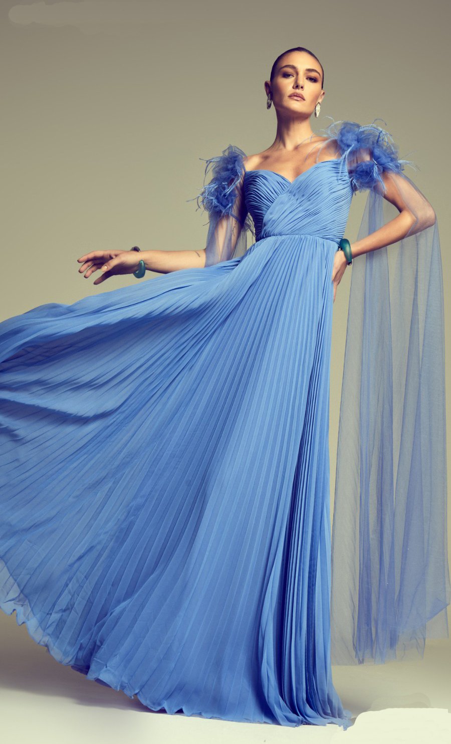 Vestido tule plissado com detalhes em flores e plumas - ref: 240180 - R$ 2.999,90 em 6x de R$ 499,98