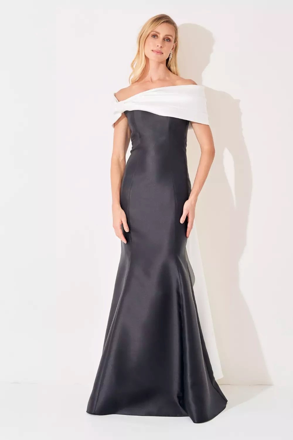 Vestido zebeline com capa - ref: 14951  R$ 1.699,90 em 6x de R$ 283,32