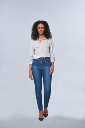 Calça jeans bolso com aplicação - Ref 145813 - R$ 499,90 em 6x de R$ 83,31